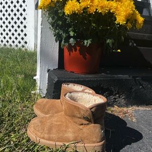 Kids UGG Jona Boot size 3